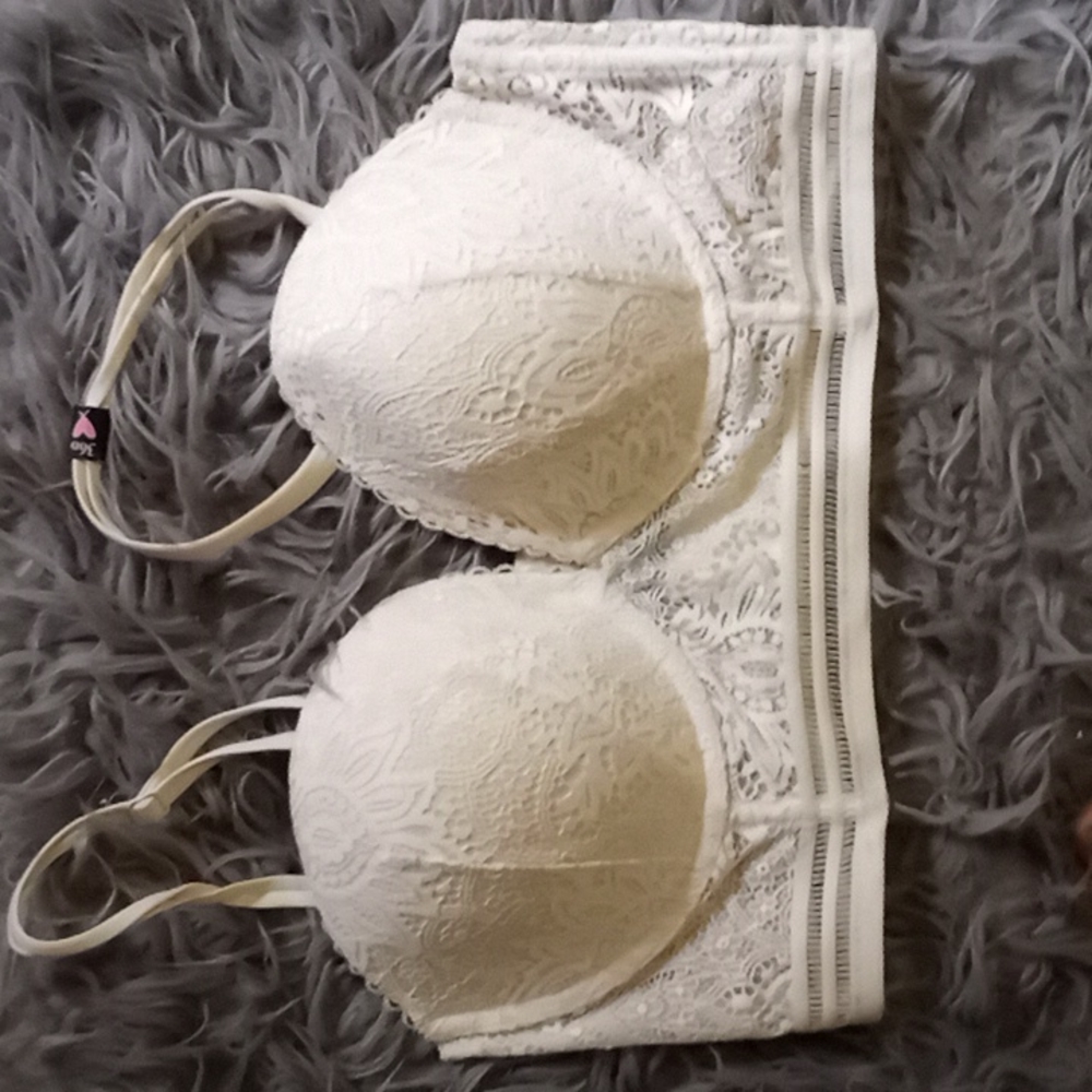VS Very Sexy multi-way/multipostion cream bra.Size 36D.New with tags.